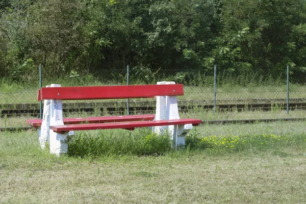 Kırmızı tezgah ve Doğu Avrupa, Macaristan için kırsal tren istasyonunda sarı çiçekler