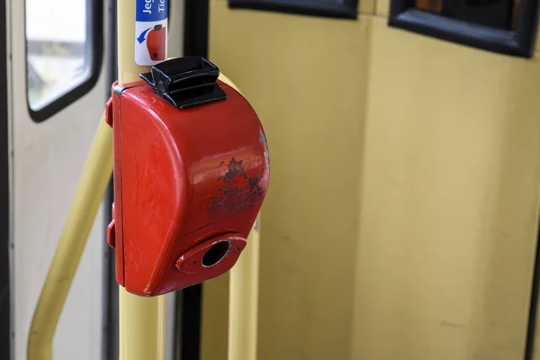 Vintage bilet bir tramvay Budapeşte Macaristan doğrulama makinede delme