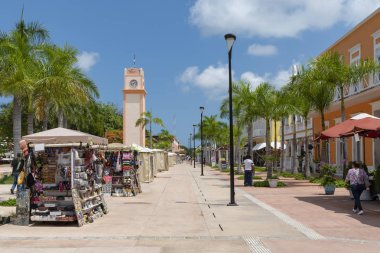 Cozumel ana kare Hediyelik eşya satıcı kabinleri, saat kulesi ve sömürge binaları ile