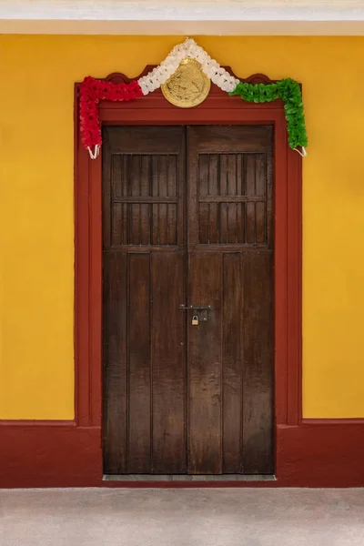 Geleneksel Meksika ahşap kapı ile Meksika Ulusal bayrak atsınlar