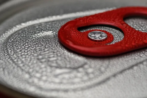 Kırmızı kutu sekmesini yakın çekim yoğunlaşma damlacıkları ile açma