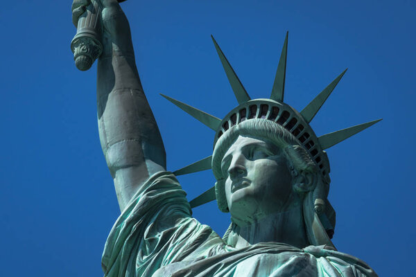 Крупный план короны и лица Статуи Свободы в Нью-Йорке
