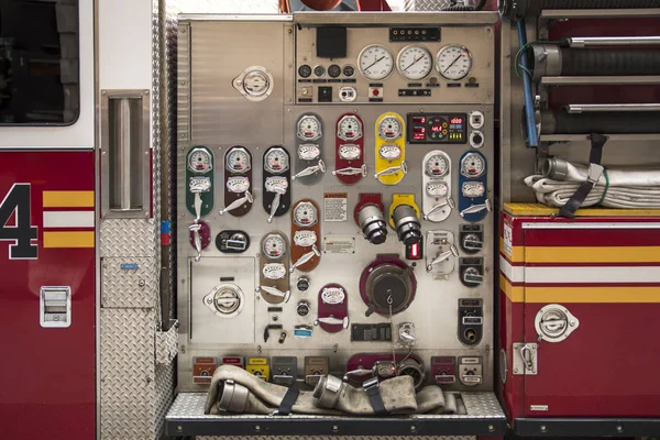 Feuerwehrleitstelle Mit Ventilen Messgeräten Ein Und Auslässen Auf Einem Feuerwehrfahrzeug Stockfoto