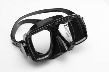 Beyaz arka planda siyah plastik ve silikon tüplü maske