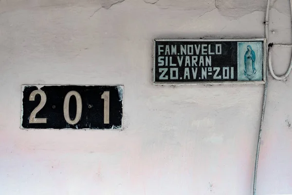 Geleneksel Meksika ev numarası plakaları