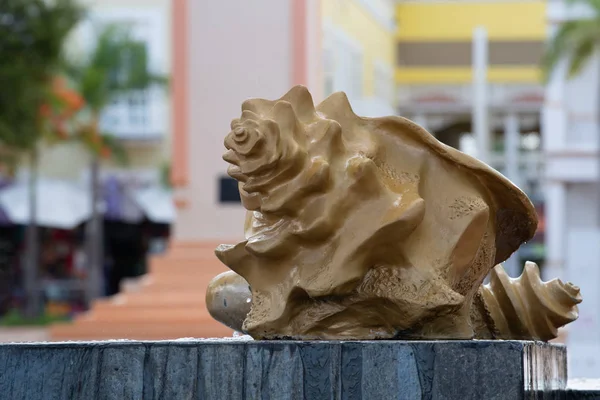 Cozumel, M ana kare genel bir parkta kabuklu Çeşme