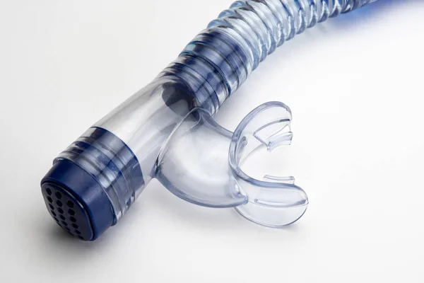 Beyaz arka plan üzerinde şeffaf silikon ağızlık ile mavi şnorkel