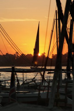 Teknelerden gün batımında. Nil Nehri.