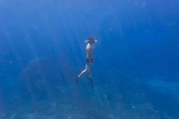 Mann Med Finner Snorkeldykking Vann – stockfoto