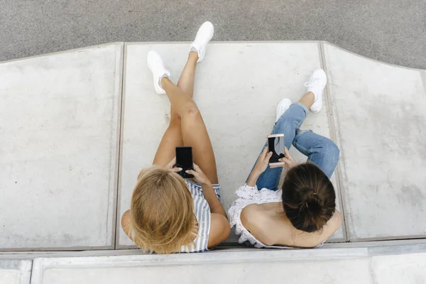 Two Young Women Using Cell Phones Skate Park — Stock Photo, Image