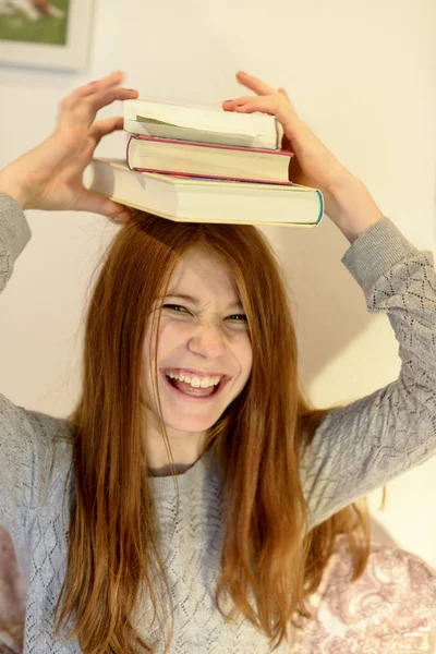 Retrato Una Adolescente Pelirroja Riendo Con Montón Libros Cabeza —  Fotos de Stock