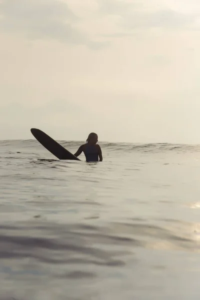 Indonésia Bali Surfista Feminina — Fotografia de Stock