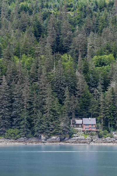 Ηπα Αλάσκα Τζούνο Σπίτι Και Δέντρα Κοντά Στο Auke Bay — Φωτογραφία Αρχείου