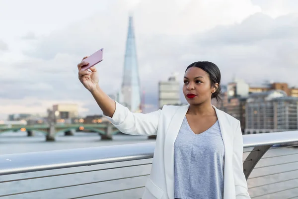 Wielka Brytania Londyn Kobieta Stoi Moście Przy Selfie — Zdjęcie stockowe