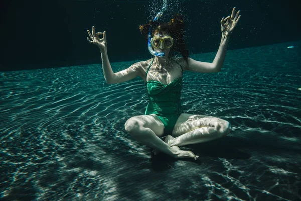 Жінка Окулярами Дайвінгу Сноркл Сидить Йозі Позує Під Водою Басейні — стокове фото