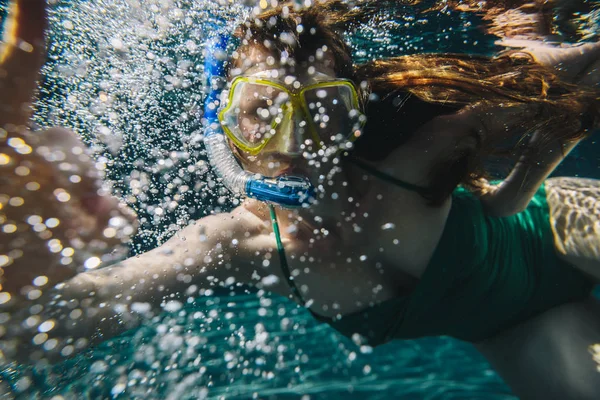 Portret Kobiety Goglami Nurkując Snorkel Pod Wodą Basenie — Zdjęcie stockowe