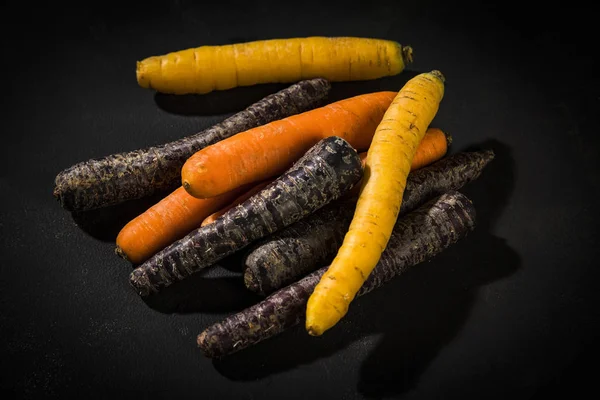 Zanahorias Frescas Color Naranja Púrpura Sobre Fondo Negro —  Fotos de Stock