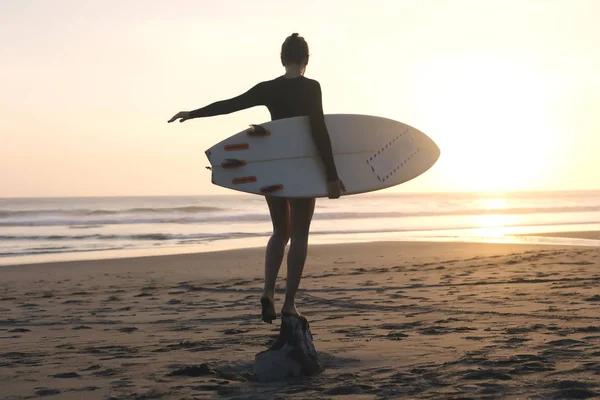 Indonesien Bali Junge Frau Mit Surfbrett Steht Bei Sonnenuntergang Auf — Stockfoto