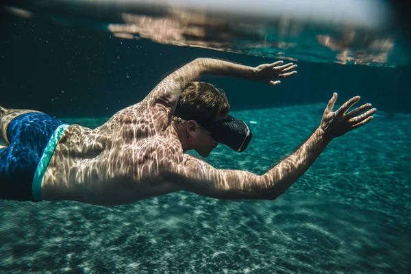 Man Diving Swimming Pool Wearing Glasses — Stock Photo, Image