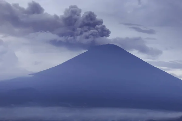 インドネシア 火山アグン朝 — ストック写真