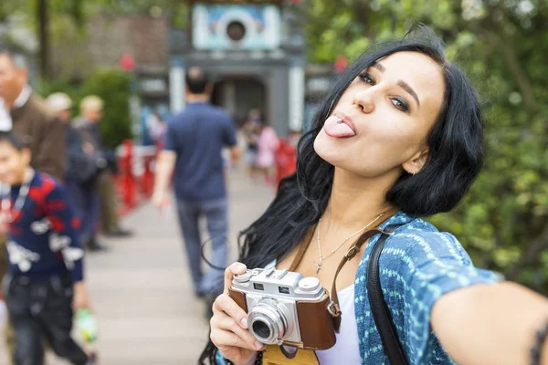 Vietnam Hanoi Joven Con Una Cámara Pasada Moda Sacando Lengua — Foto de Stock