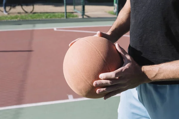 Seorang Pria Memegang Bola Basket Lapangan Basket — Stok Foto