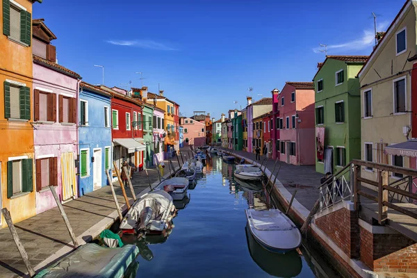 Włochy Wenecja Euganejska Burano Kanał Łodziami Kolorowe Domy — Zdjęcie stockowe