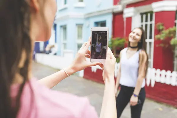 Mujer Joven Tomando Foto Del Teléfono Celular Una Adolescente Ciudad — Foto de Stock