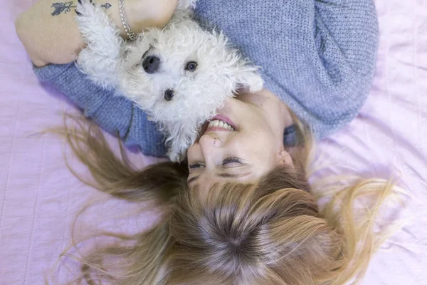 Mulher Feliz Deitada Cama Com Seu Cão — Fotografia de Stock