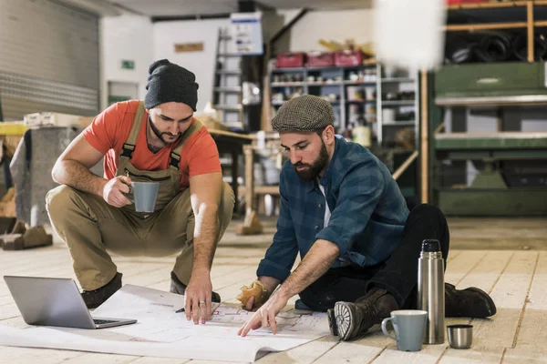 Two Men Laptop Looking Construction Plan Floor — Stock Photo, Image