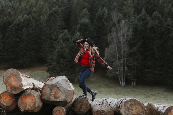 Jovem Mulher Equilibrando Logs — Fotografia de Stock