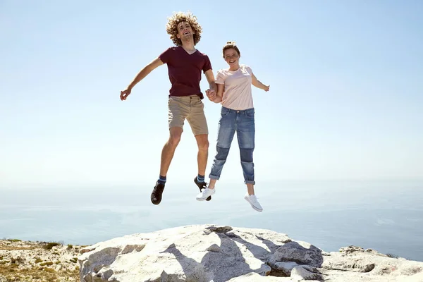 Sudáfrica Ciudad Del Cabo Feliz Pareja Joven Saltando Cima Montaña — Foto de Stock