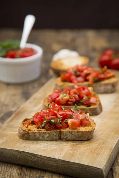 Bruschetta Con Tomates Albahaca Sobre Tabla Madera Cerca — Foto de Stock