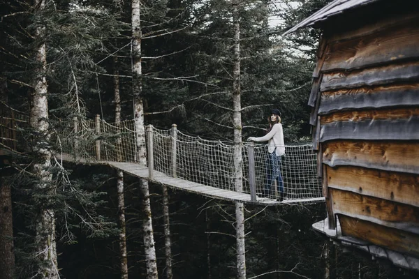 Jovem Uma Ponte Suspensa Casa Árvore Floresta — Fotografia de Stock