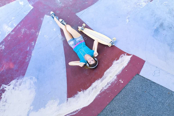 Female Longboarder Earphones Lying Halfpipe — Stock Photo, Image