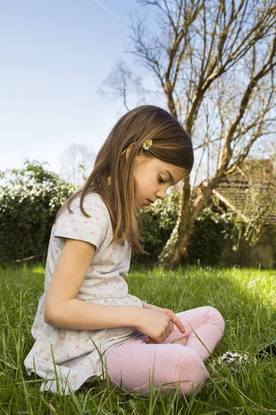 Little Girl Sitting Meadow Picking Daisies — Stock Photo, Image