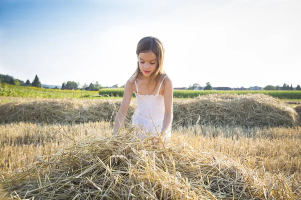 Petite Fille Debout Dans Champ Possédé — Photo