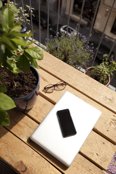 Smartphone Laptop Och Glasögon Paletten Balkongen — Stockfoto