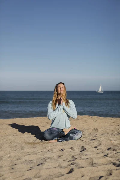 Woman Doing Yoga Beach Lotus Position — Stock Photo, Image