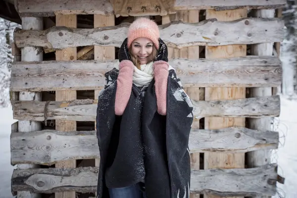 Портрет Улыбающейся Молодой Женщины Перед Кучей Дерева Открытом Воздухе Зимой — стоковое фото