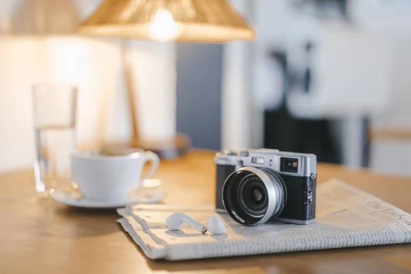 Oortelefoon Krant Camera Tafel Een Café — Stockfoto