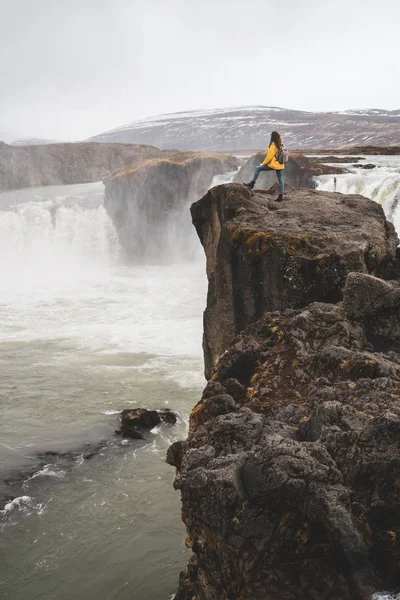 Islandia Mujer Parada Cascada Godafoss —  Fotos de Stock