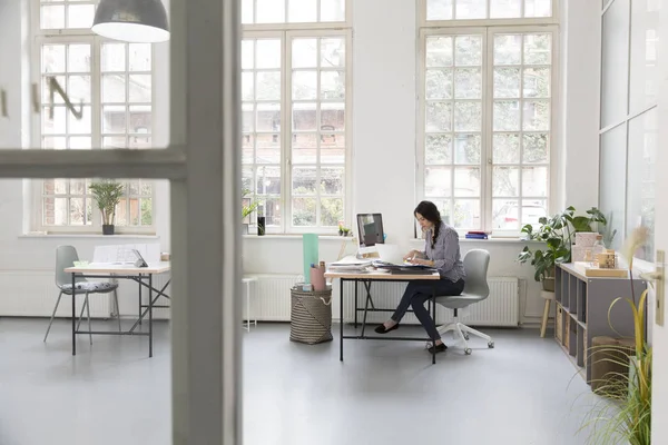 Femme Travaillant Bureau Dans Bureau Loft — Photo