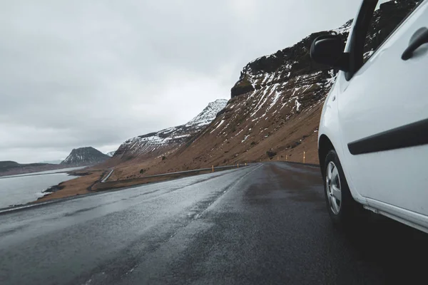 Iceland White Car Wet Coastal Road — Stock Photo, Image