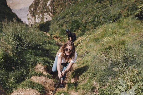 阿尔巴托山脉 悬崖海岸 年轻女子爬上绳索 — 图库照片