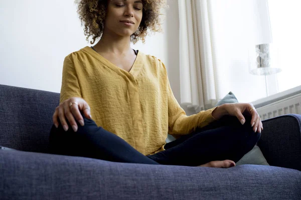 Mujer Joven Sentada Sofá Casa Meditando — Foto de Stock