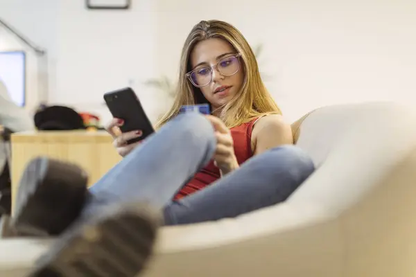 Ung Kvinna Som Använder Smartphone Och Kreditkort Kontoret — Stockfoto