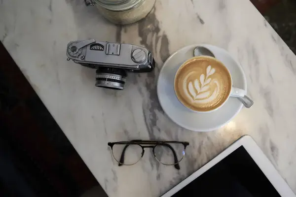 View Coffee Cup Analogue Camera Glasses Marble Table — Stock Photo, Image