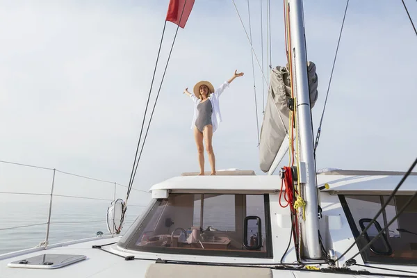 Mujer Madura Pie Catamarán Saludando Con Los Brazos Levantados — Foto de Stock