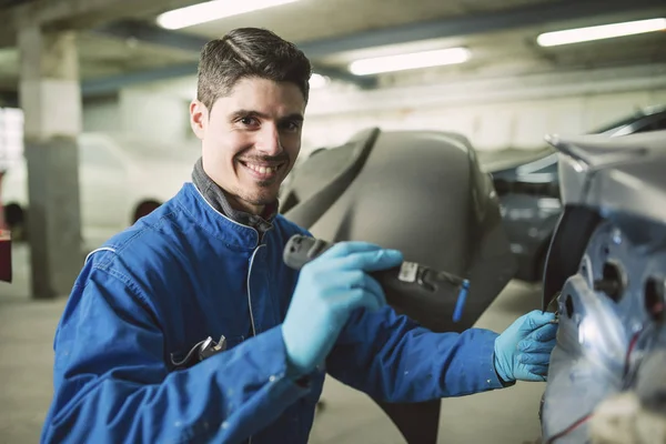 Porträt Eines Lächelnden Mechanikers Bei Der Inspektion Eines Autos Mit — Stockfoto